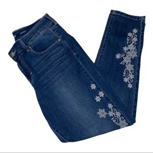 Style & Co Embroidered Ankle Jeans. Size 8
